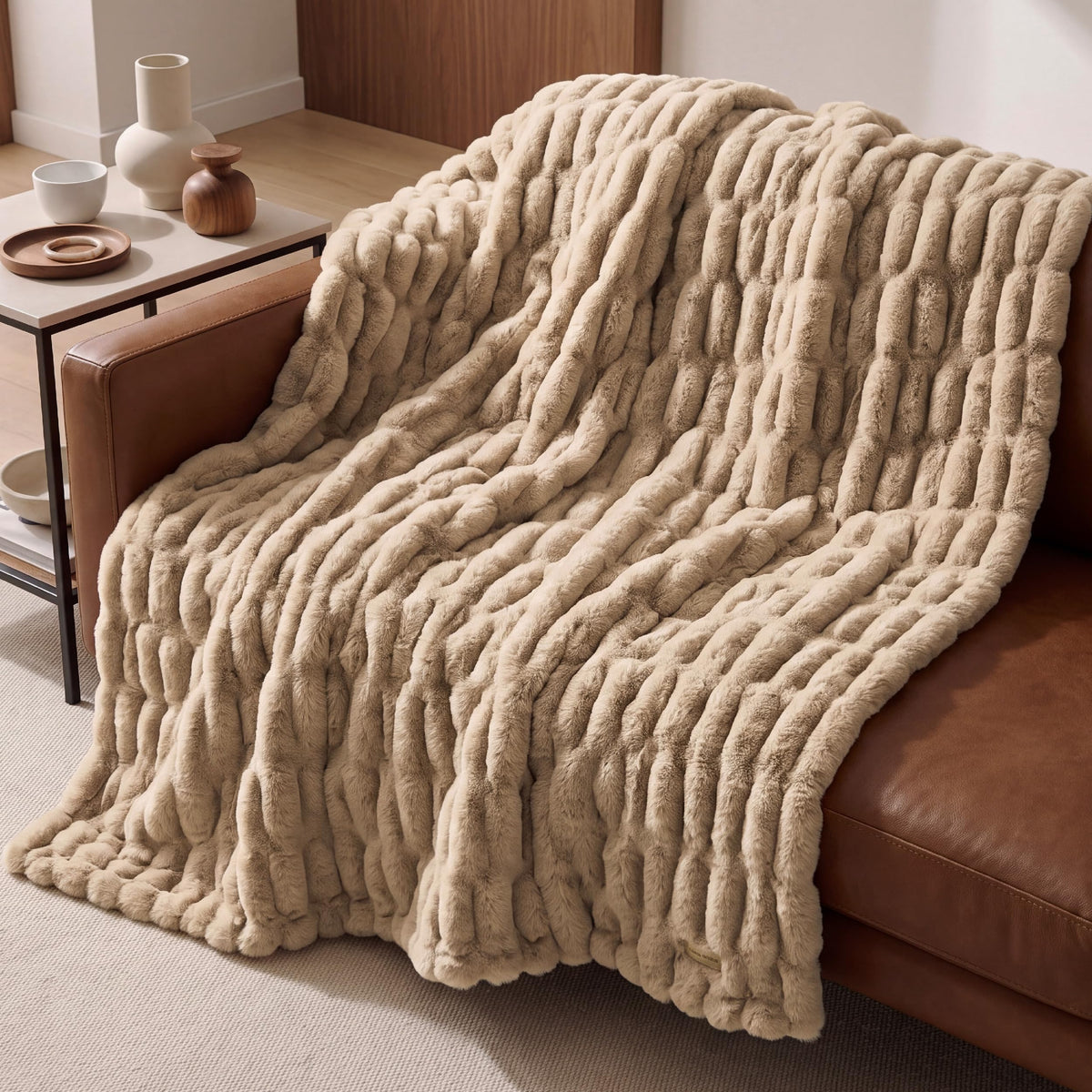 Bedsure plaid face avant montrant couleur light brown et finition élégante