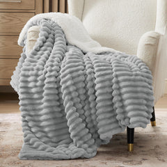 Bedsure plaid face avant gris posé sur un canapé pour confort décoratif