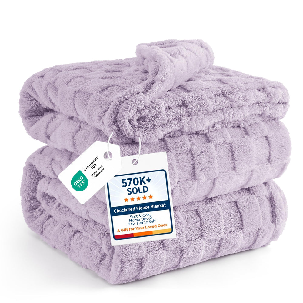 Bedsure plaid lavande fumée posé sur lit, ajout de confort visuel