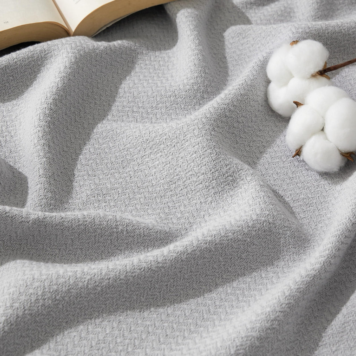 Bedsure vue de face du plaid gris pour un style épuré