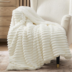 Bedsure plaid blanc face avant montrant finition élégante et confort