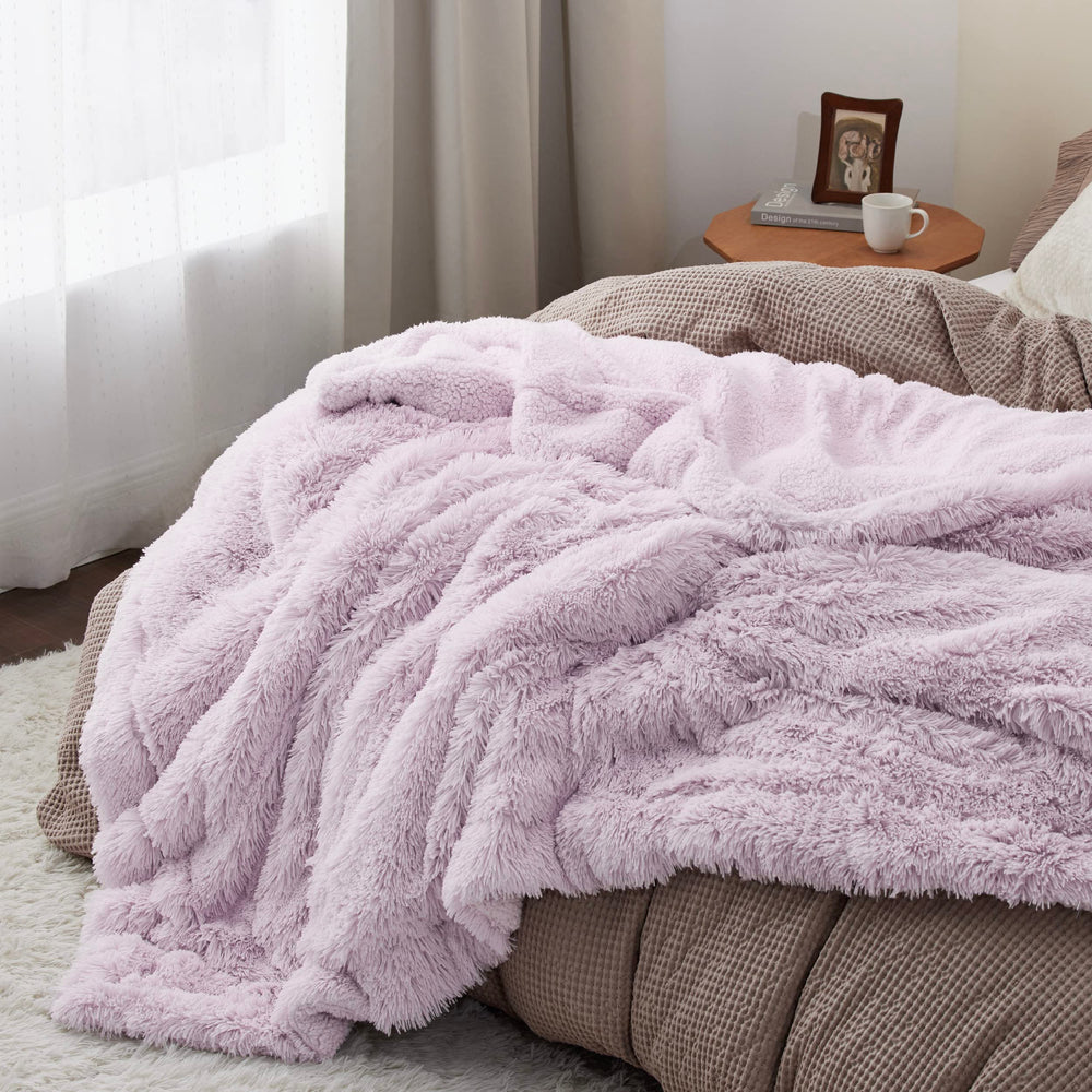 Bedsure gros plan Sherpa montrant douceur réversible pour cocooning