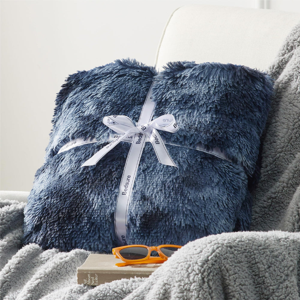 Bedsure plaid illustrant taille avec main pour échelle, usage facile