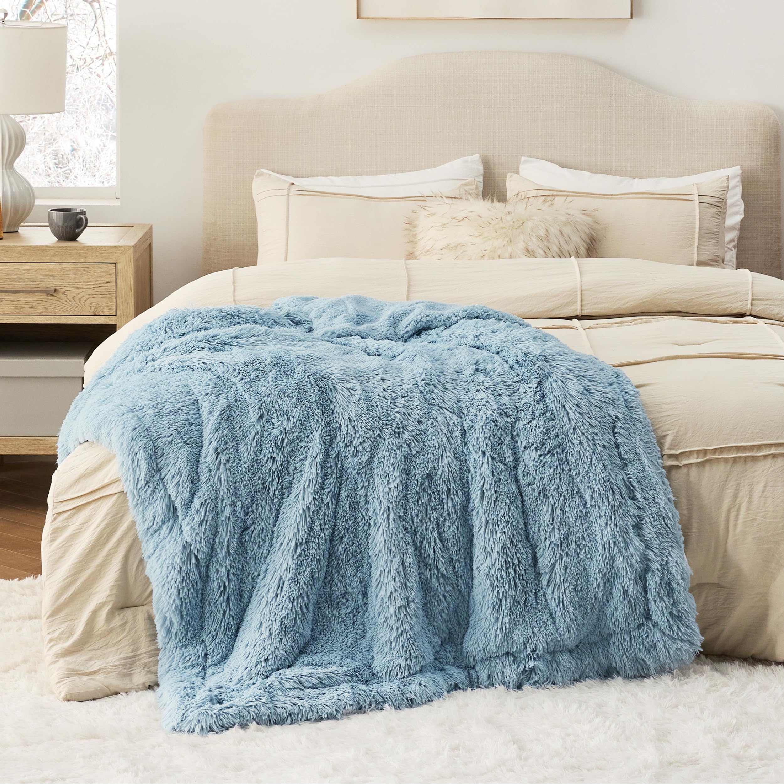 Bedsure plaid plié à côté d'une règle montrant la taille pratique