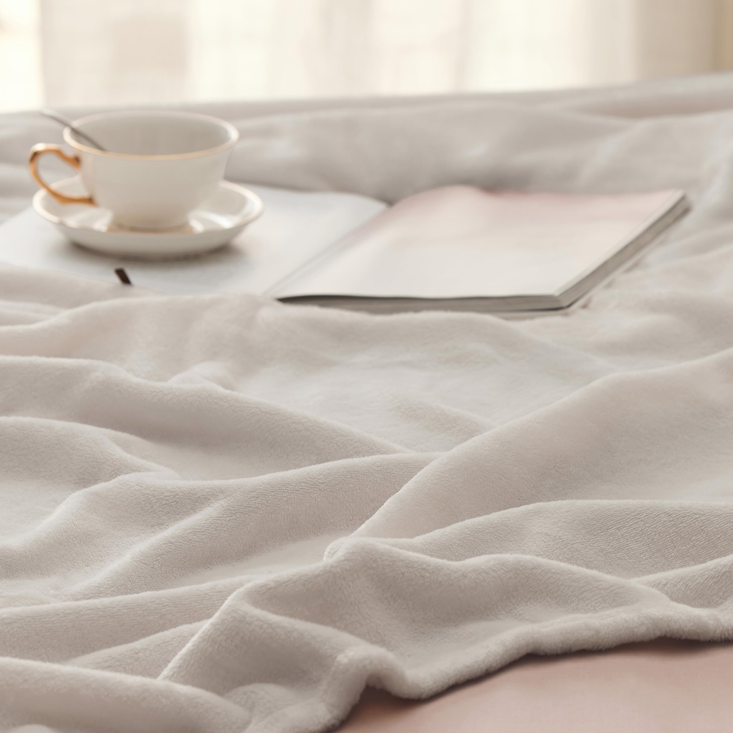 Bedsure plaid posé sur lit créant ambiance cosy et harmonieuse