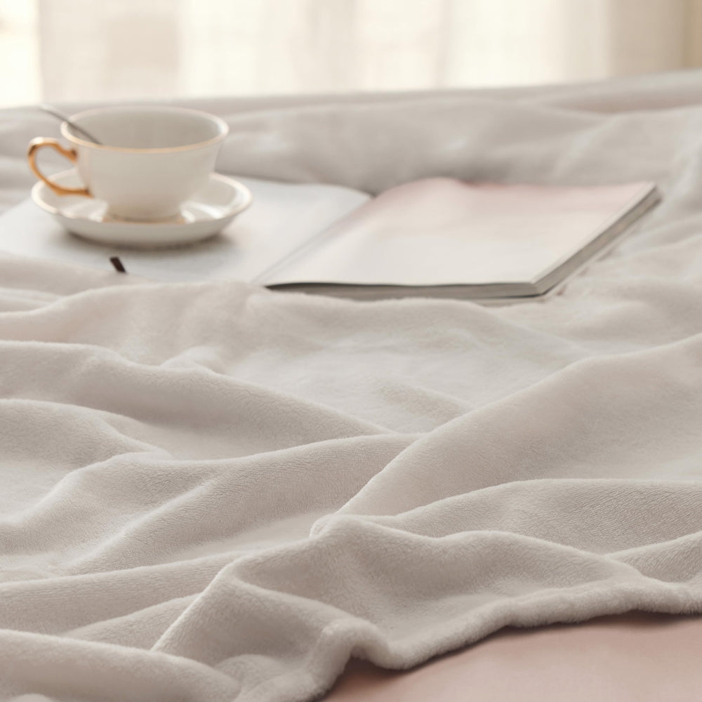 Bedsure plaid posé sur lit créant ambiance cosy et harmonieuse
