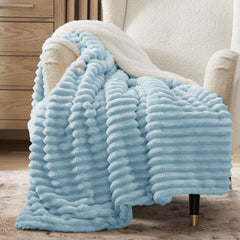 Bedsure plaid recto-verso bleu ciel montrant confort et style