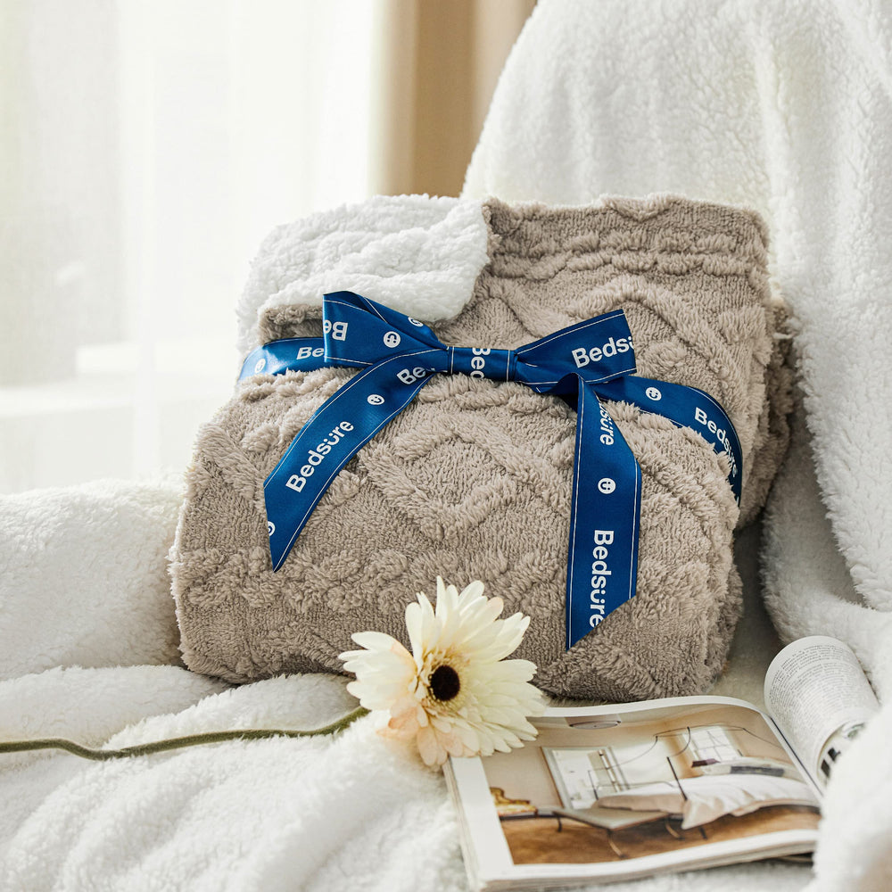 Plaid Bedsure replié au pied du lit pour une finition soignée