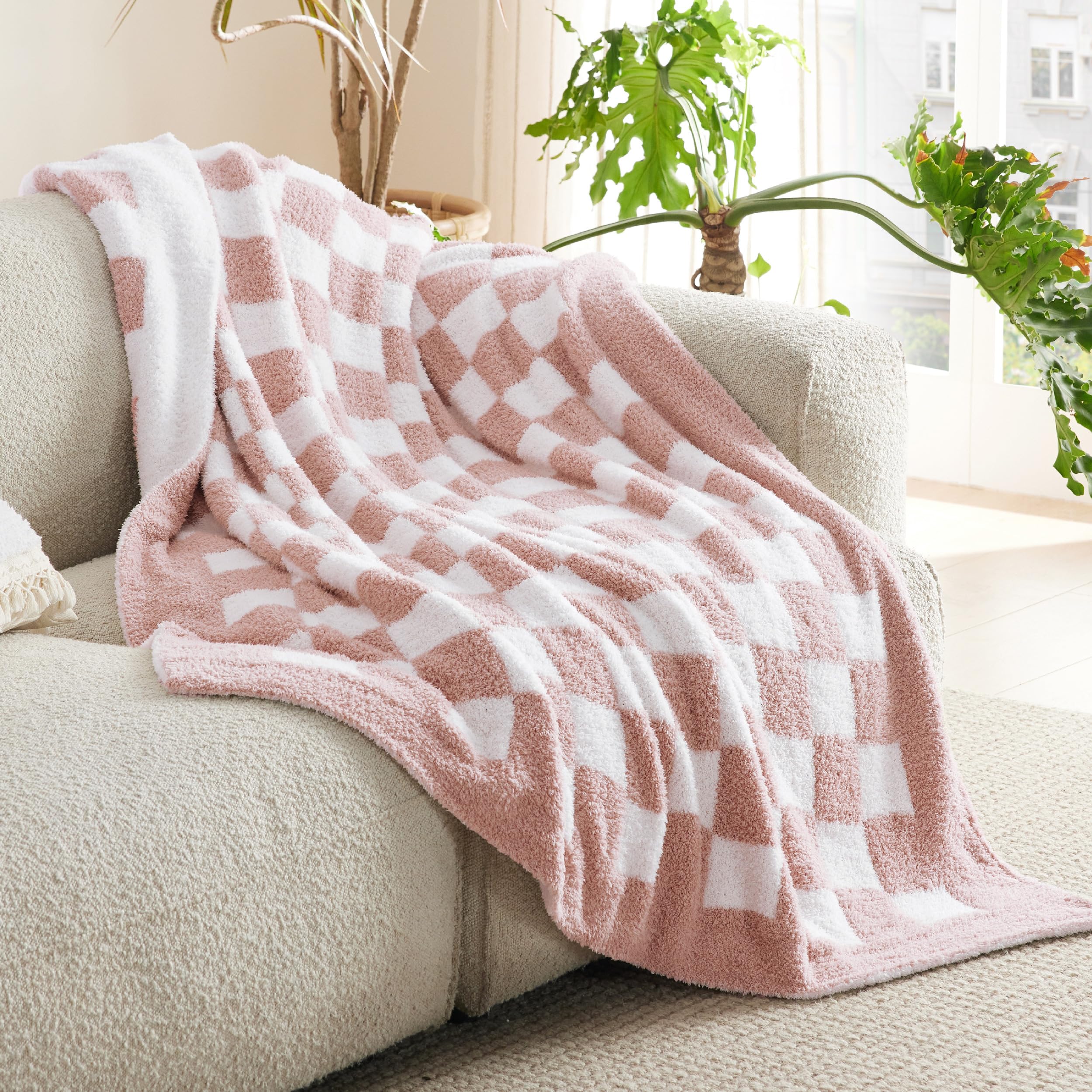 Bedsure plaid rose sur canapé stylisé apporte chaleur visuelle au salon