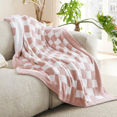 Bedsure plaid rose sur canapé stylisé apporte chaleur visuelle au salon