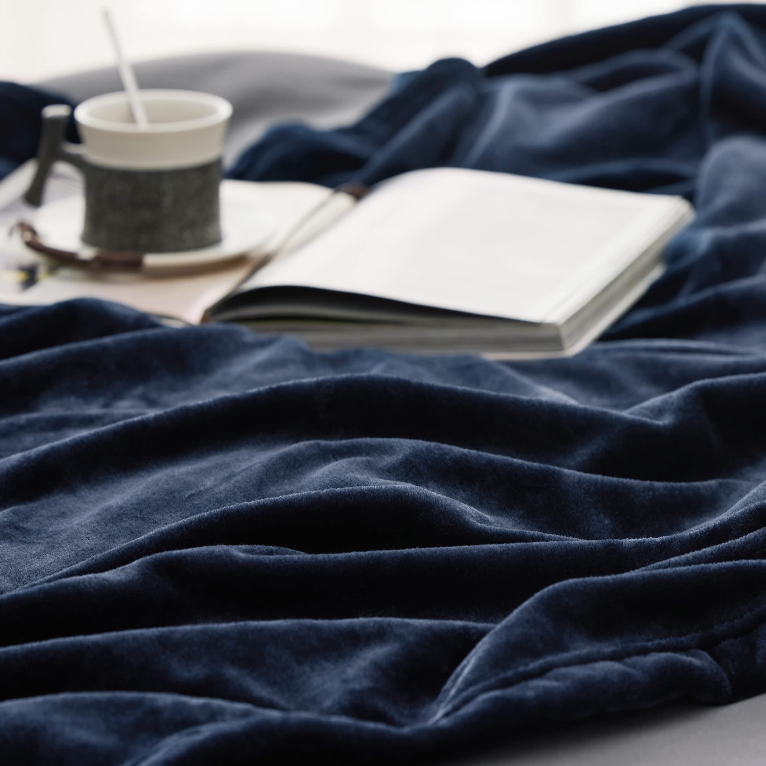 Bedsure plaid drapé sur canapé pour lecture relaxante et ambiance cosy