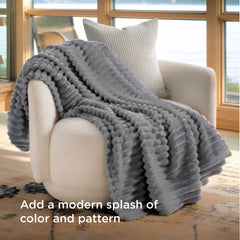 Bedsure plaid posé sur canapé illustrant ambiance cosy et décor