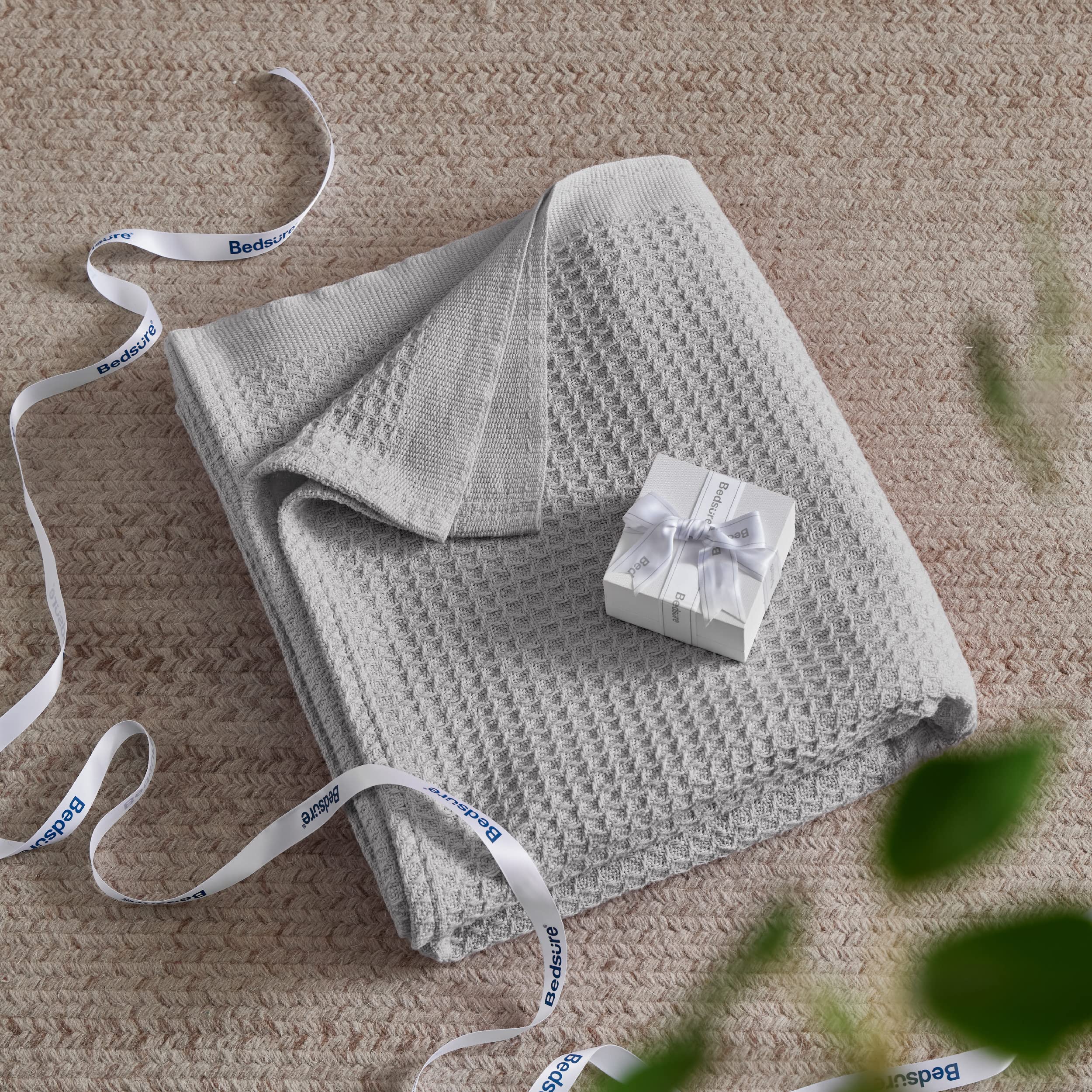 Bedsure plaid sur canapé dans un décor cosy, polyvalence et chaleur
