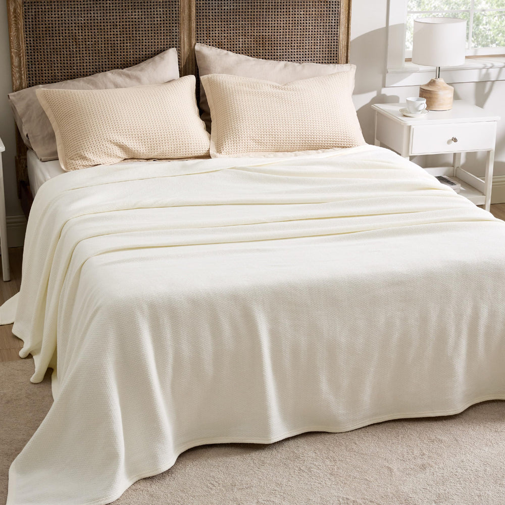 Bedsure plaid drapé sur canapé montrant usage quotidien élégant