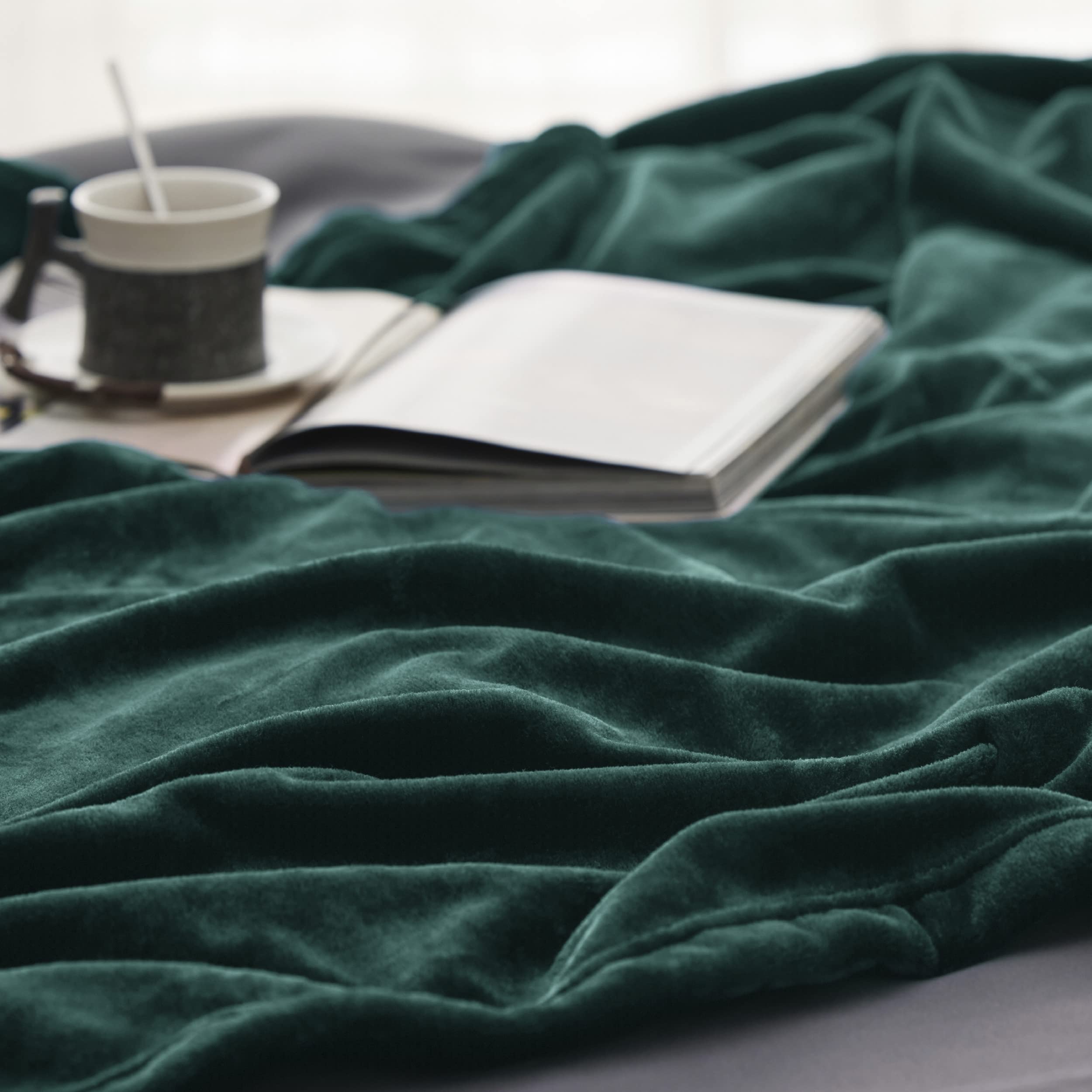 Bedsure plaid sur lit en scène proposant style et chaleur