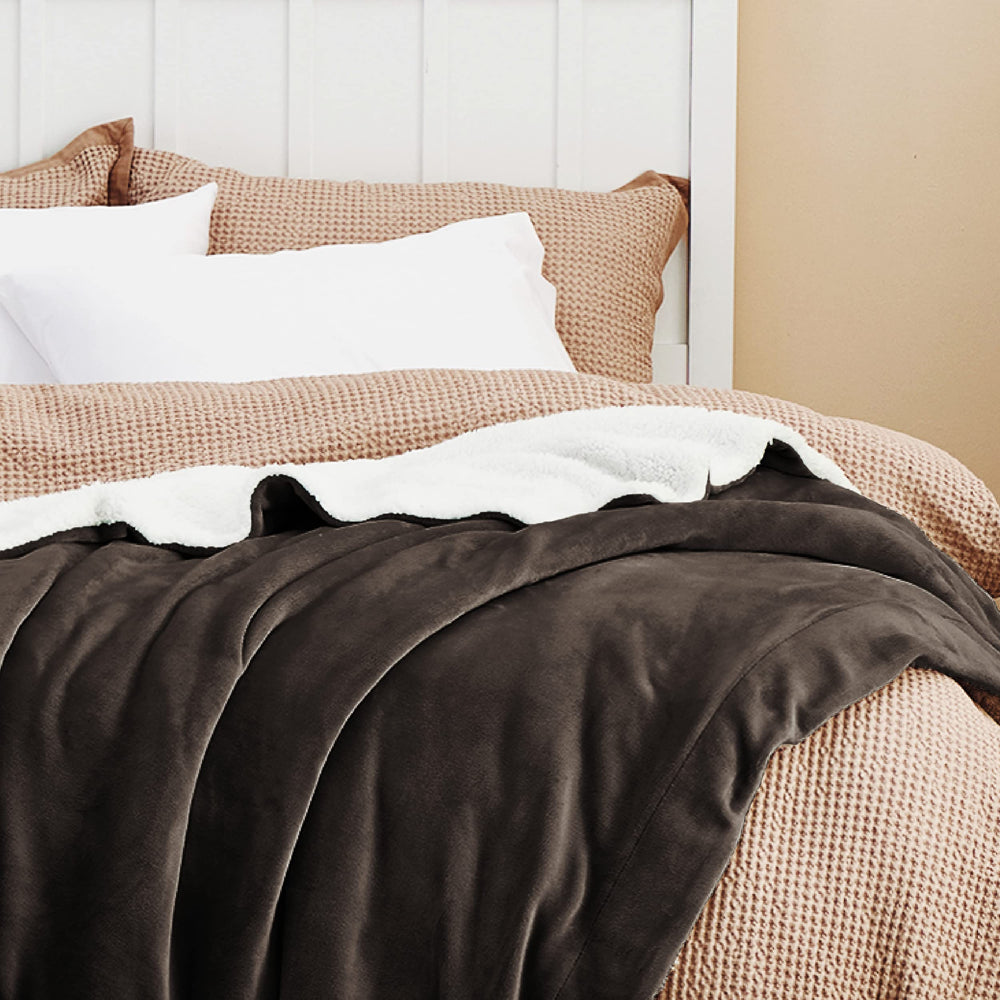 Bedsure plaid étendu sur lit queen démontrant grande taille