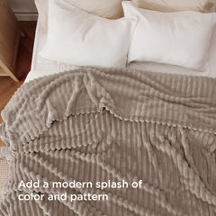 Bedsure plaid posé sur un lit queen illustrant chaleur et taille