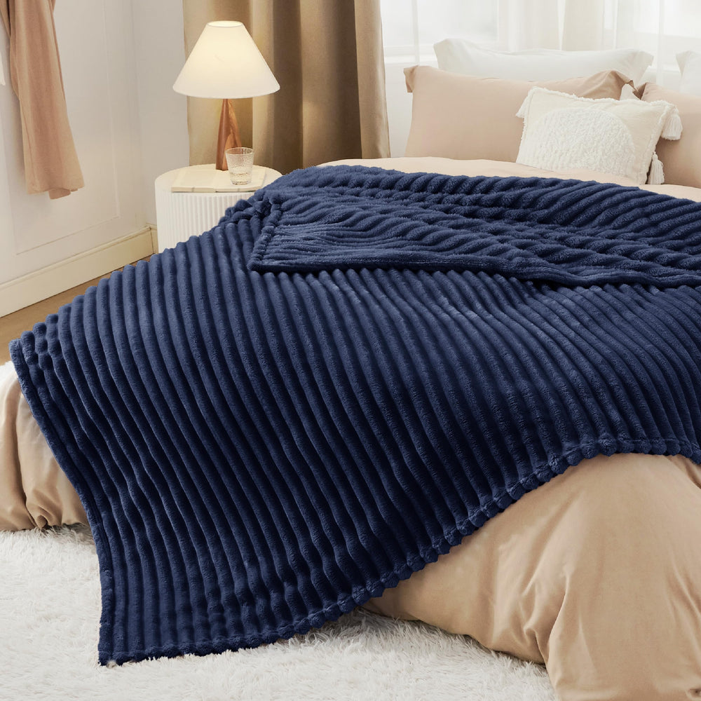 Bedsure plaid sur canapé démontrant polyvalence et moment détente