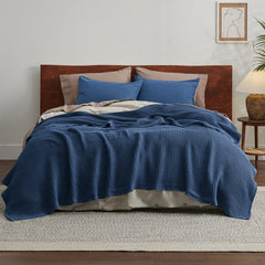 Bedsure couverture étalée sur un lit king navy apportant style et confort