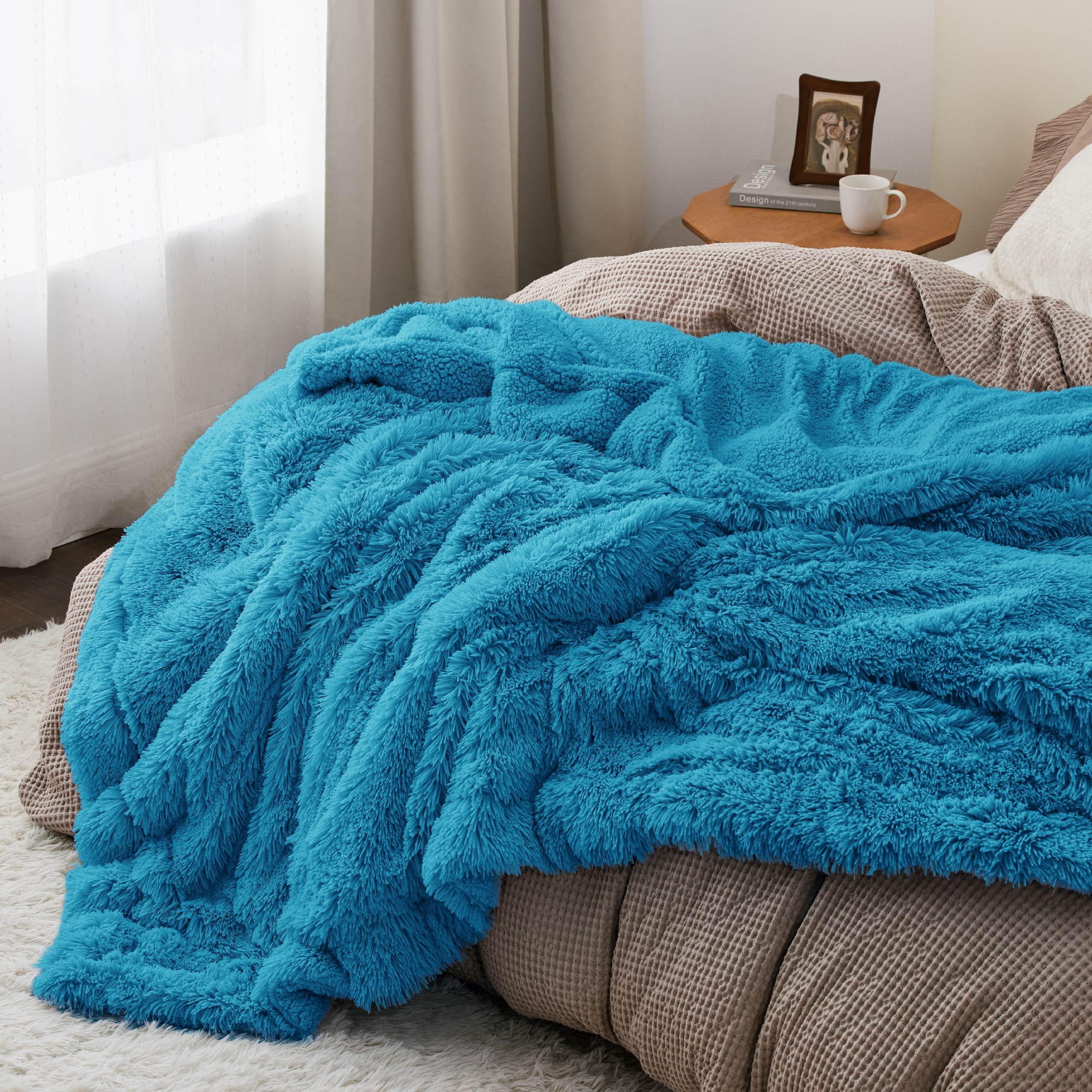 Bedsure pliée à côté d'un mètre pour visualiser taille queen pratique