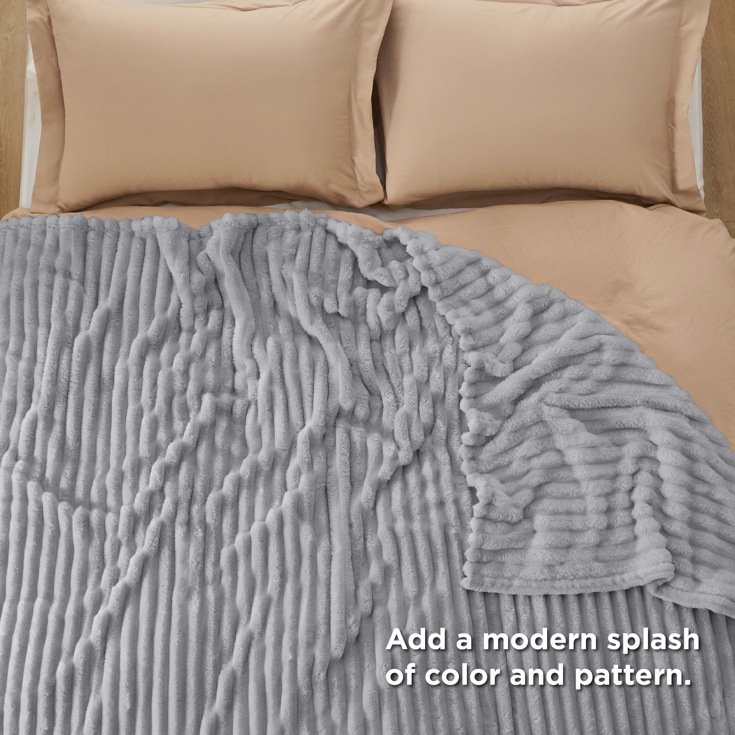 Bedsure couverture pliée montrant taille compacte et rangement facile