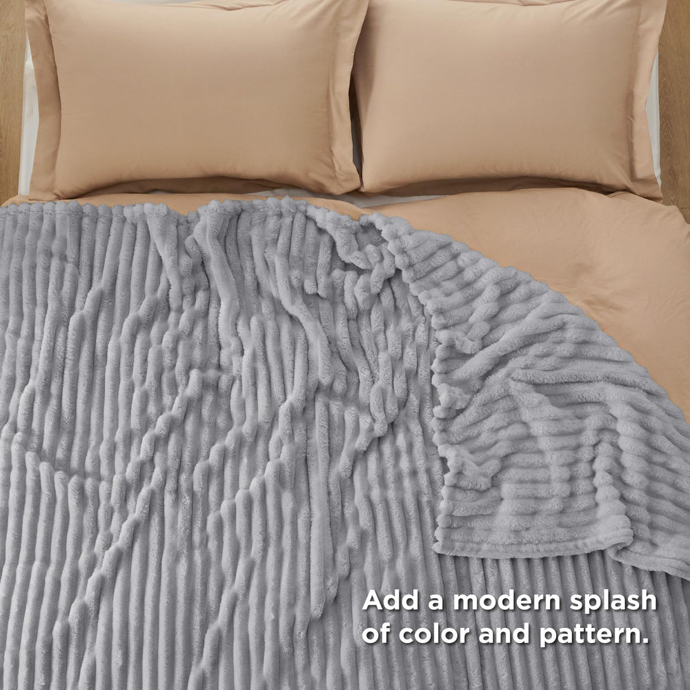Bedsure couverture pliée montrant taille compacte et rangement facile