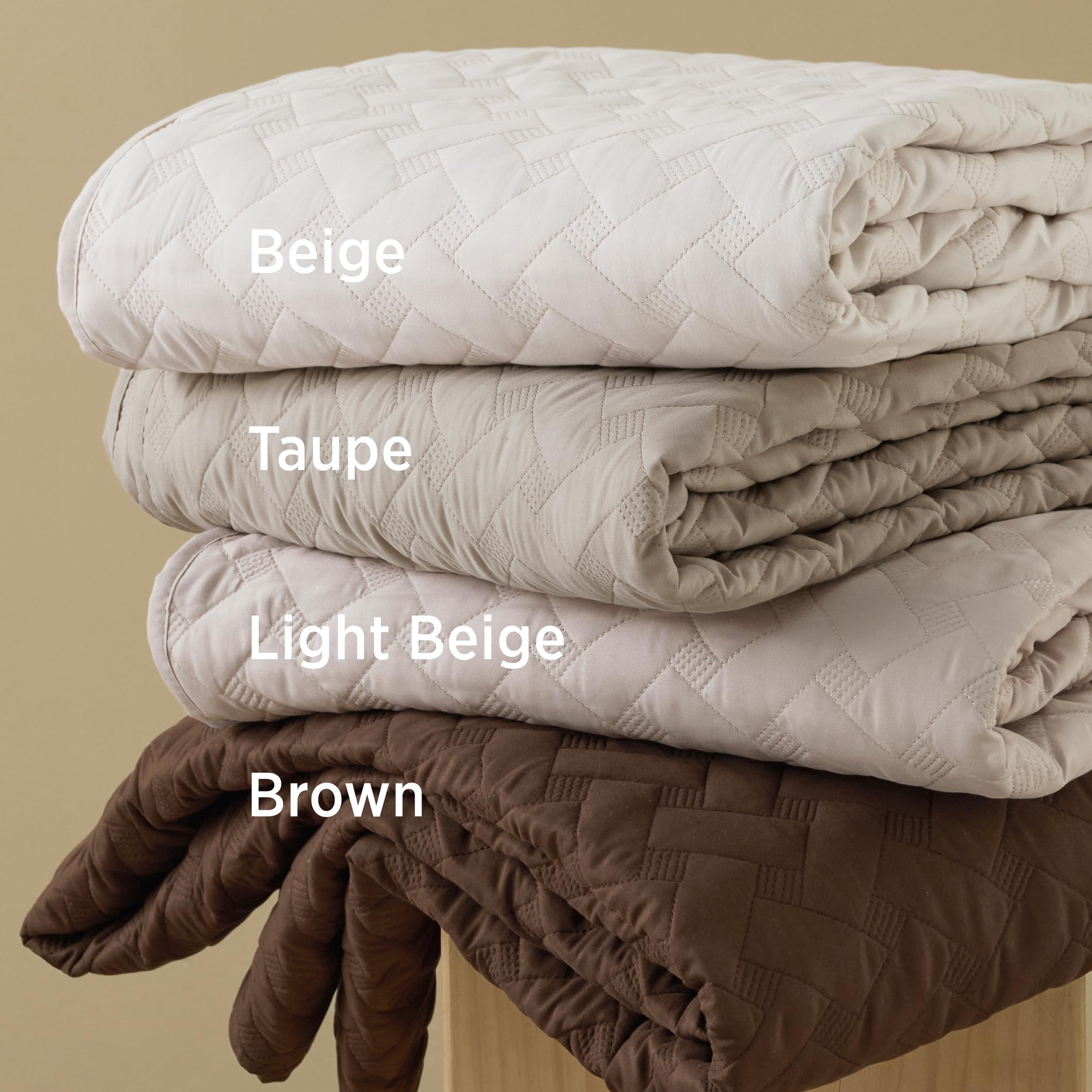 Bedsure quilt utilisé sur lit queen illustrant confort toute l'année
