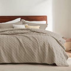 Bedsure face avant taupe montrant motif tressé et élégance décorative