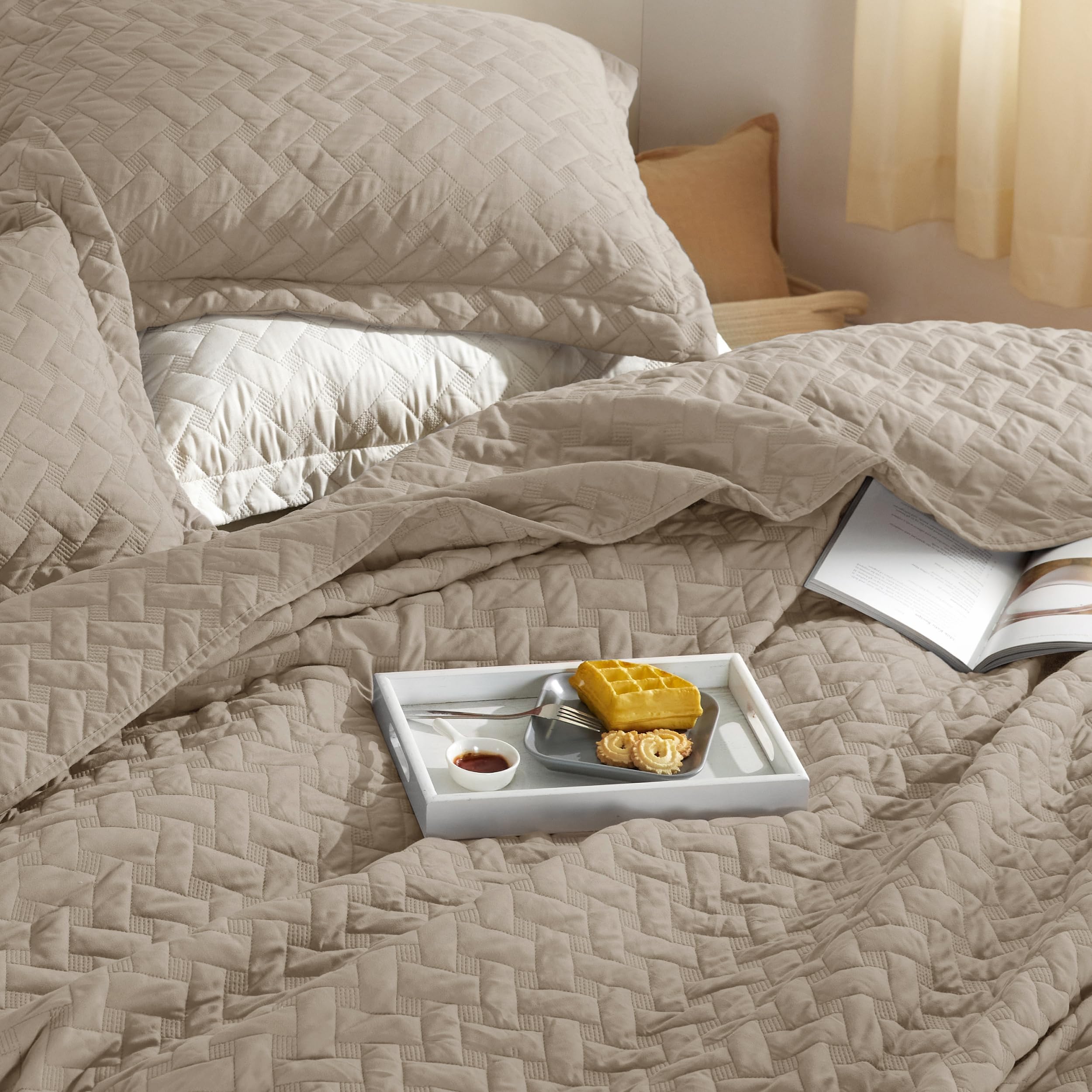 Bedsure gros plan tissu brossé doux offrant confort et douceur tactile