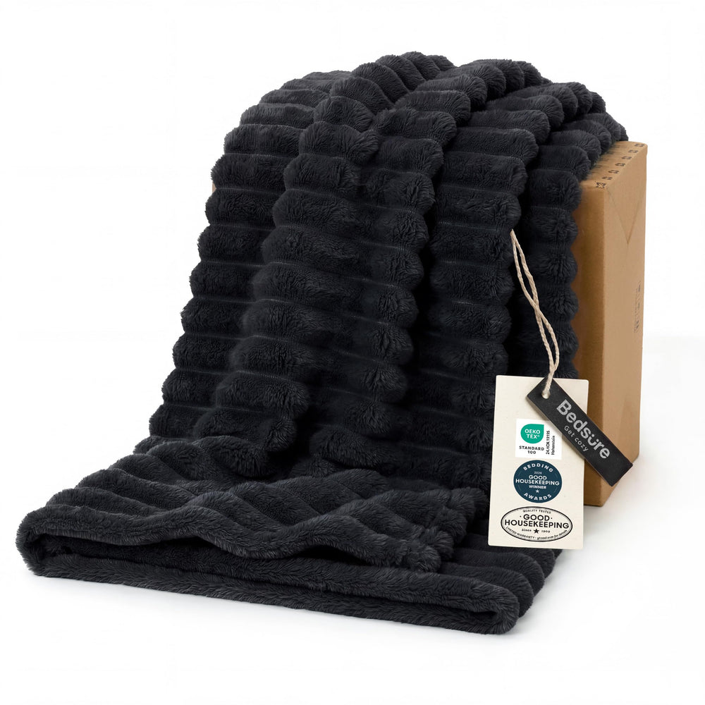 Bedsure couverture noire face avant montrant le motif rayé et confort
