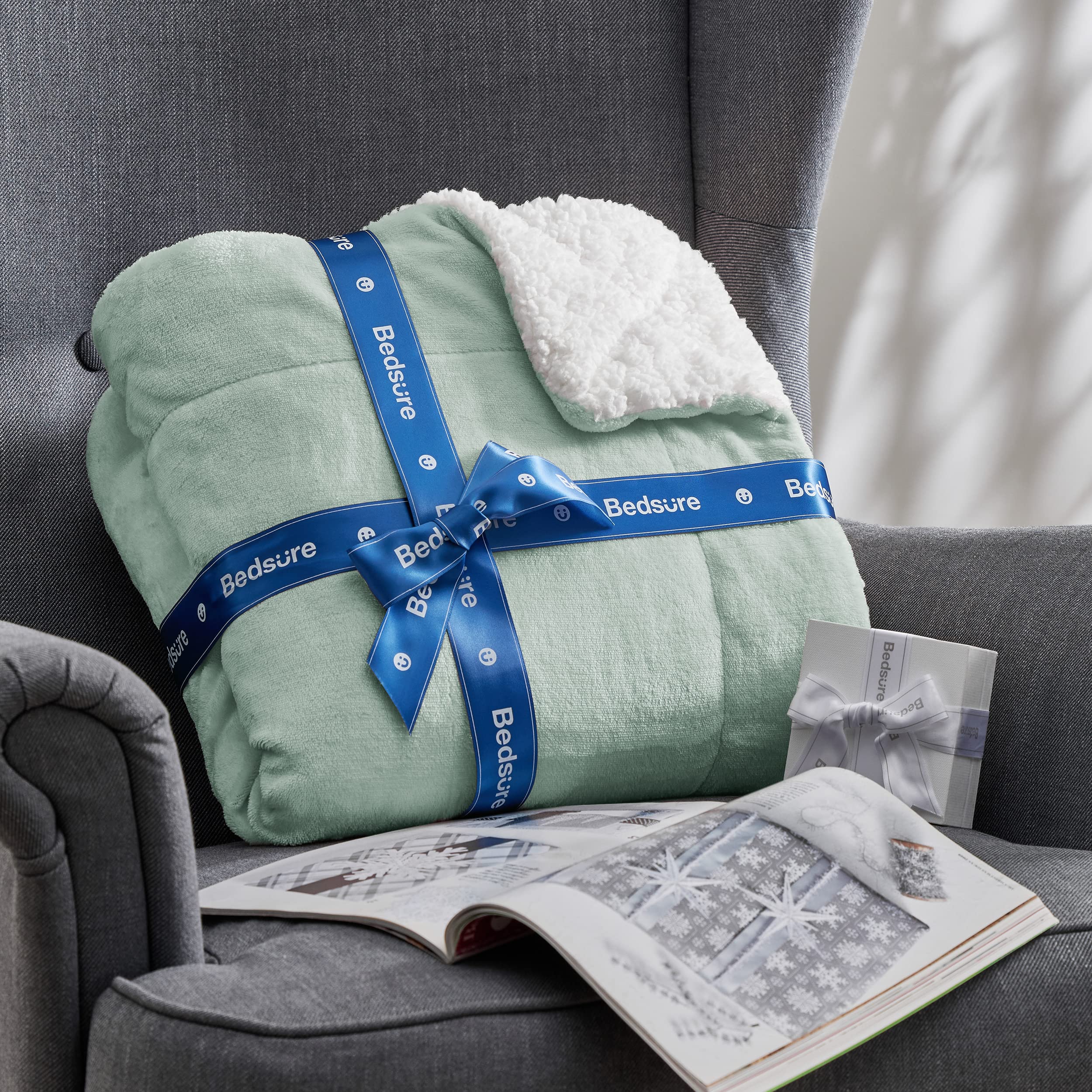 Bedsure drapée sur canapé en salon, ambiance chaleureuse et accueillante