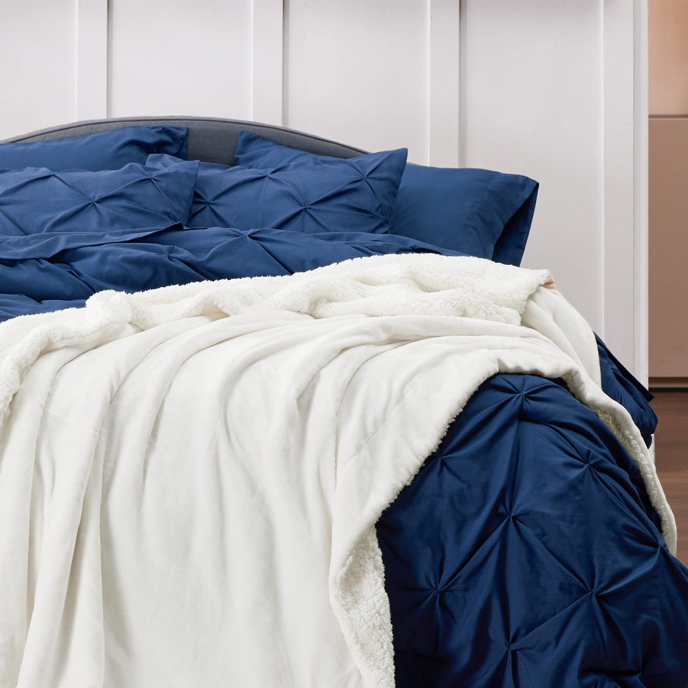 Bedsure sur canapé illustrant chaleur cosy pour soirées relaxantes