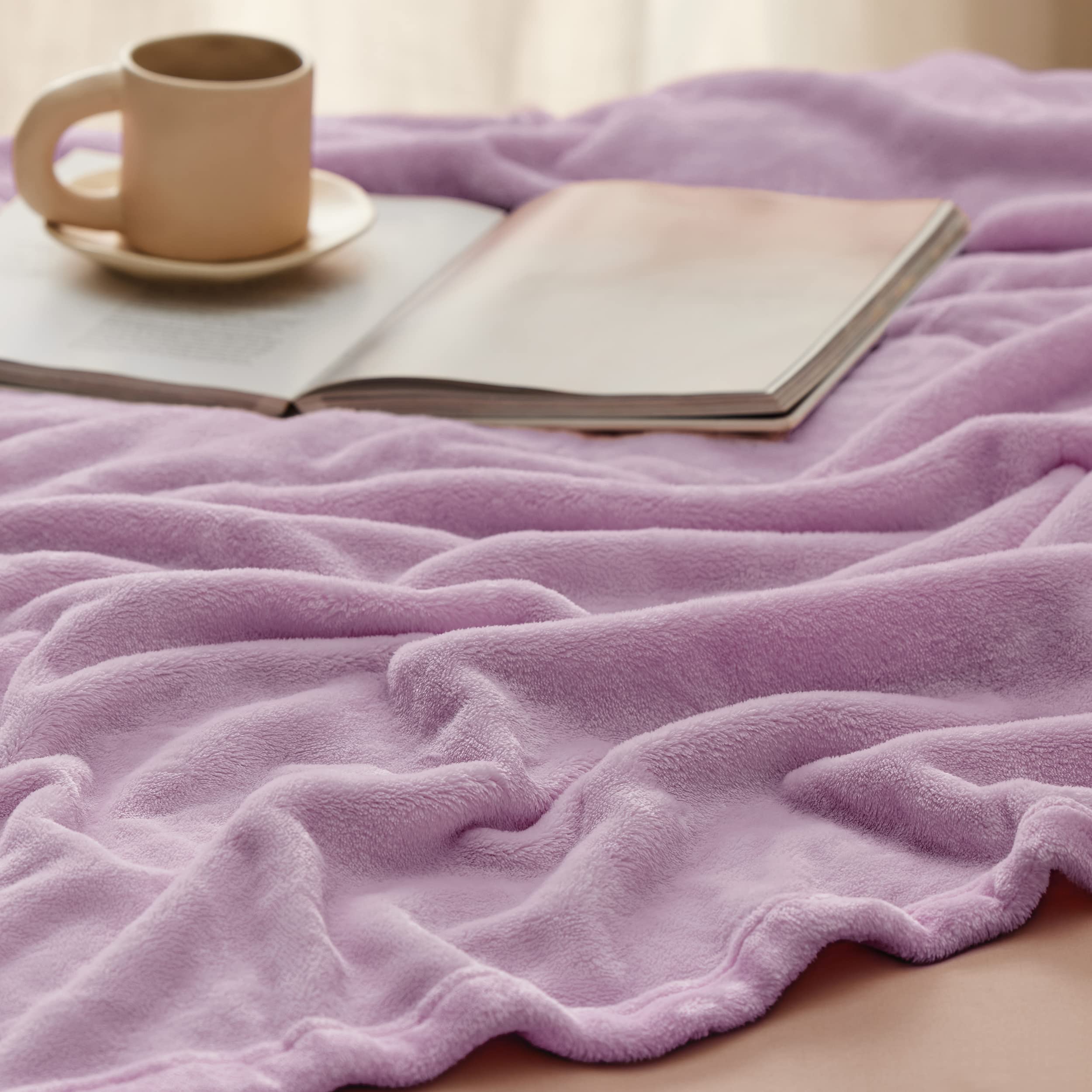 Bedsure couverture étendue sur un lit king démontrant la taille et le tombé