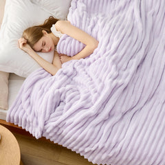 Bedsure sur lit queen stylisé en Lavender Fog apporte ambiance apaisante