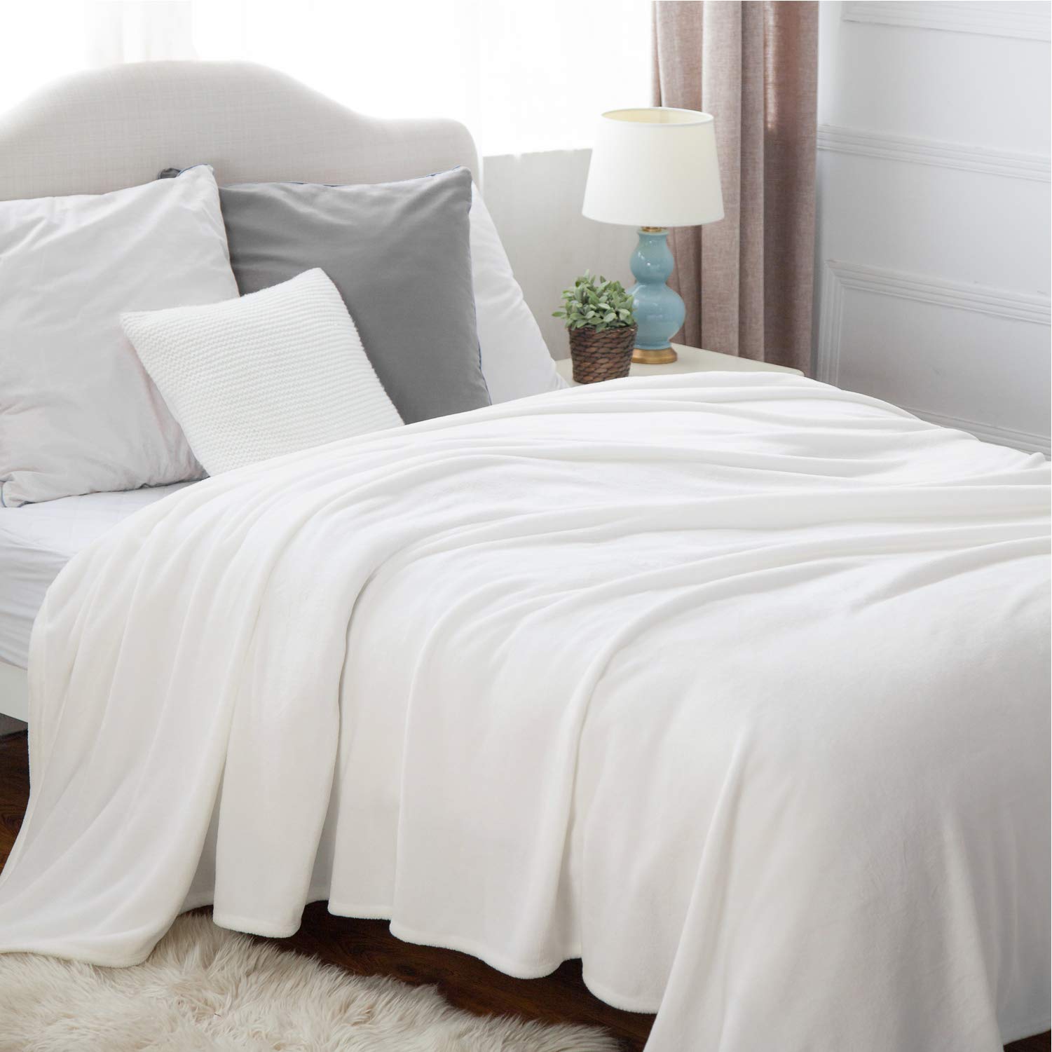 Bedsure gros plan microfibre montrant texture duveteuse et confort tactile