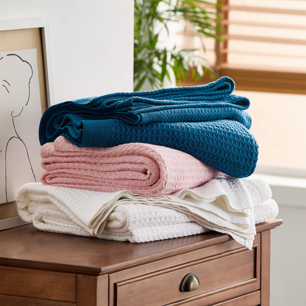 Bedsure main touchant la texture montrant douceur et sensation apaisante
