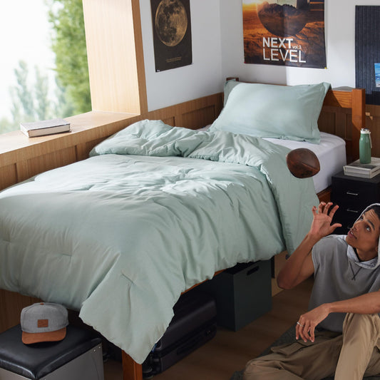 Gros plan microfibre brossée Bedsure montrant douceur et toucher soyeux