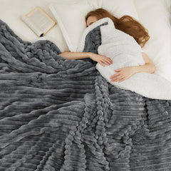 Bedsure gros plan microfibre révélant douceur et toucher soyeux