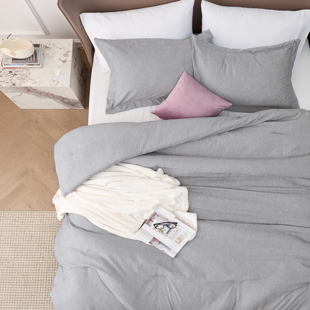 Bedsure main touchant la texture pour illustrer douceur et confort