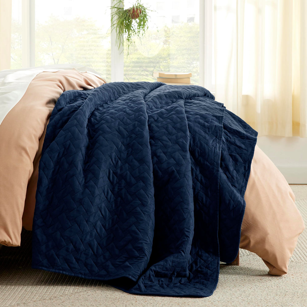 Couette Bedsure utilisée sur canapé comme plaid protecteur et option polyvalente