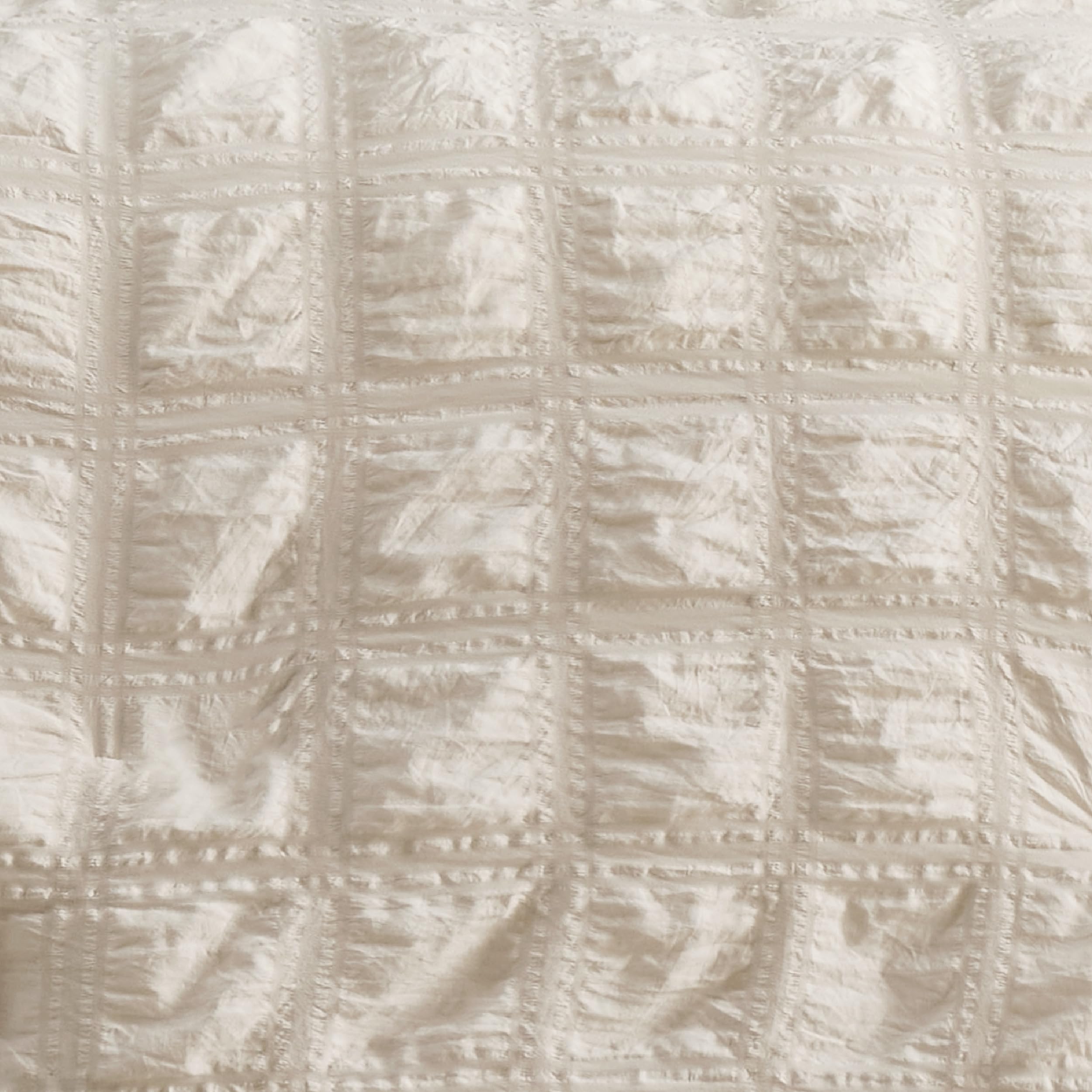 Bedsure zoom sur le remplissage en microfibre montrant la légèreté isolante
