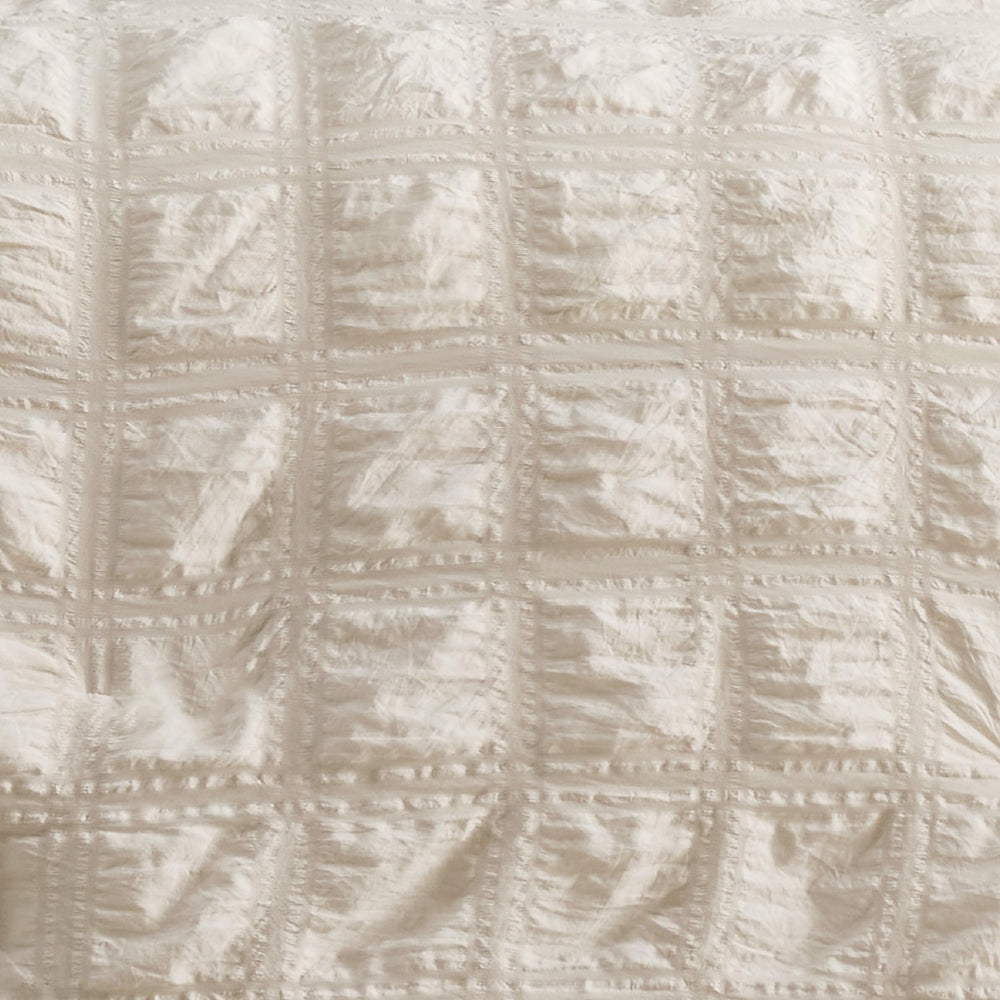 Bedsure zoom sur le remplissage en microfibre montrant la légèreté isolante