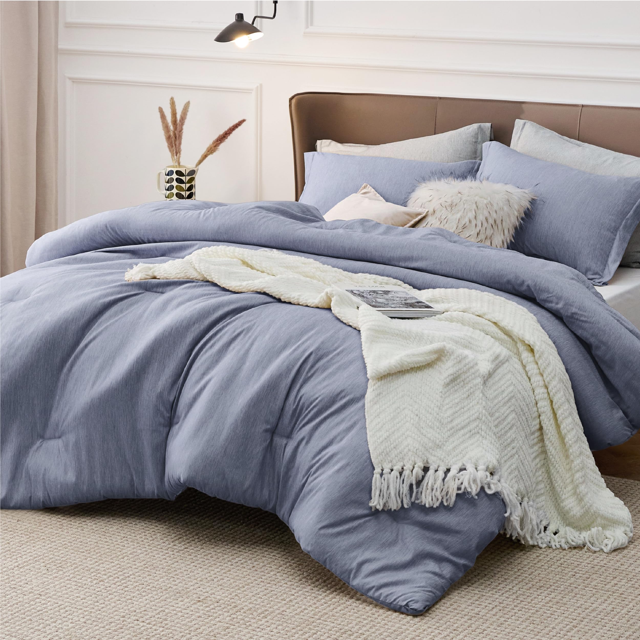 Bedsure gros plan microfibre brossée montrant douceur et toucher agréable
