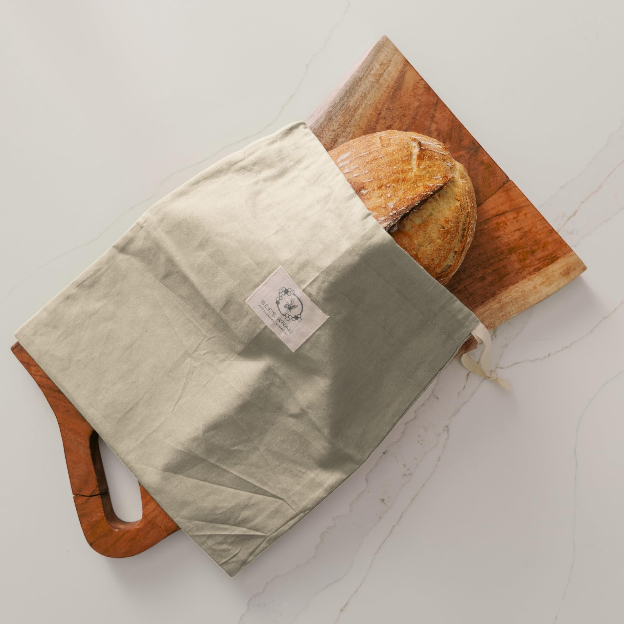 Bee's Wrap sac ouvert contenant une miche pour préserver mie et fraîcheur