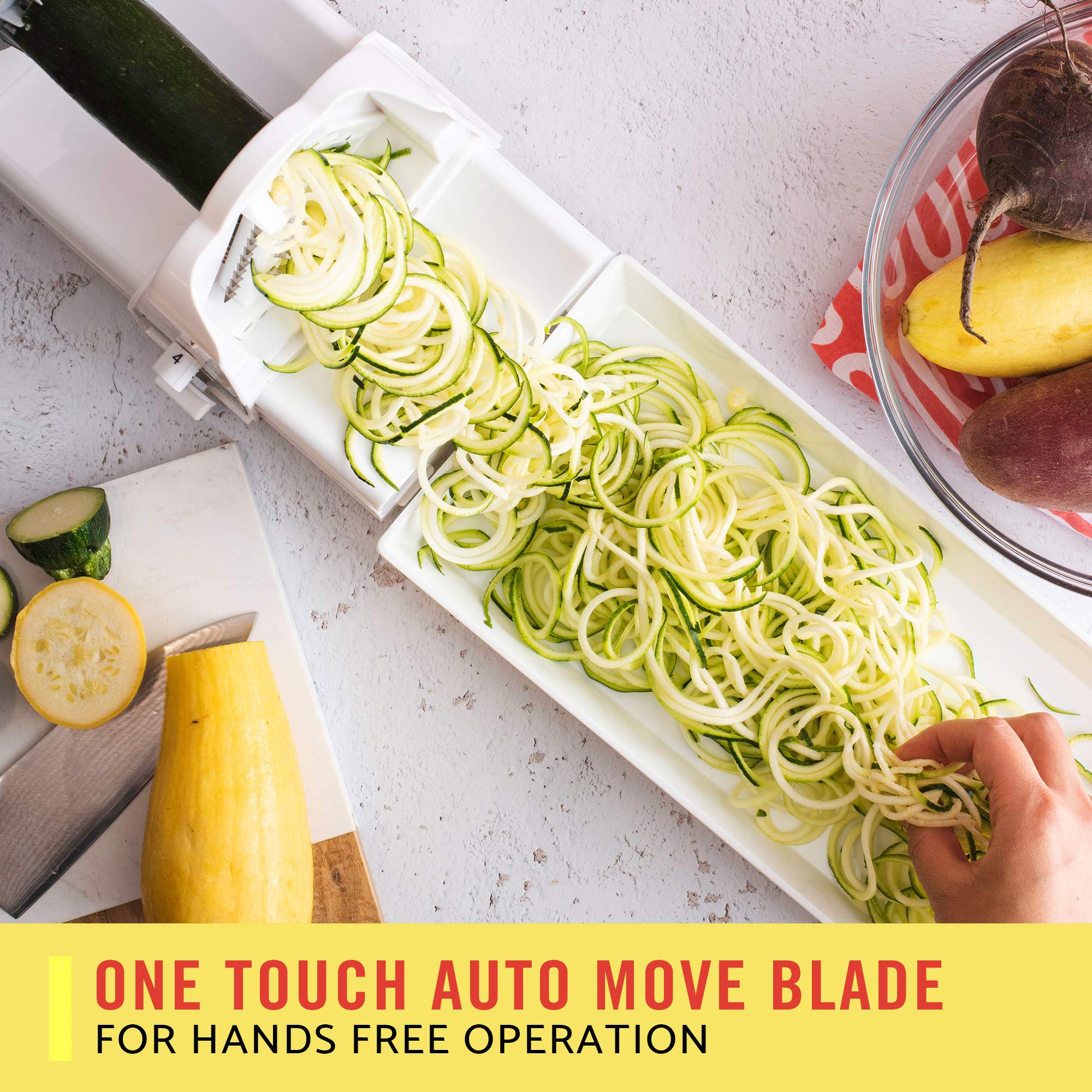 BELLA spiraleuse en action transformant courgette en spaghetti sains