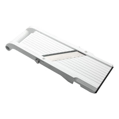Benriner mandoline utilisée pour trancher carottes, vitesse et régularité assurées