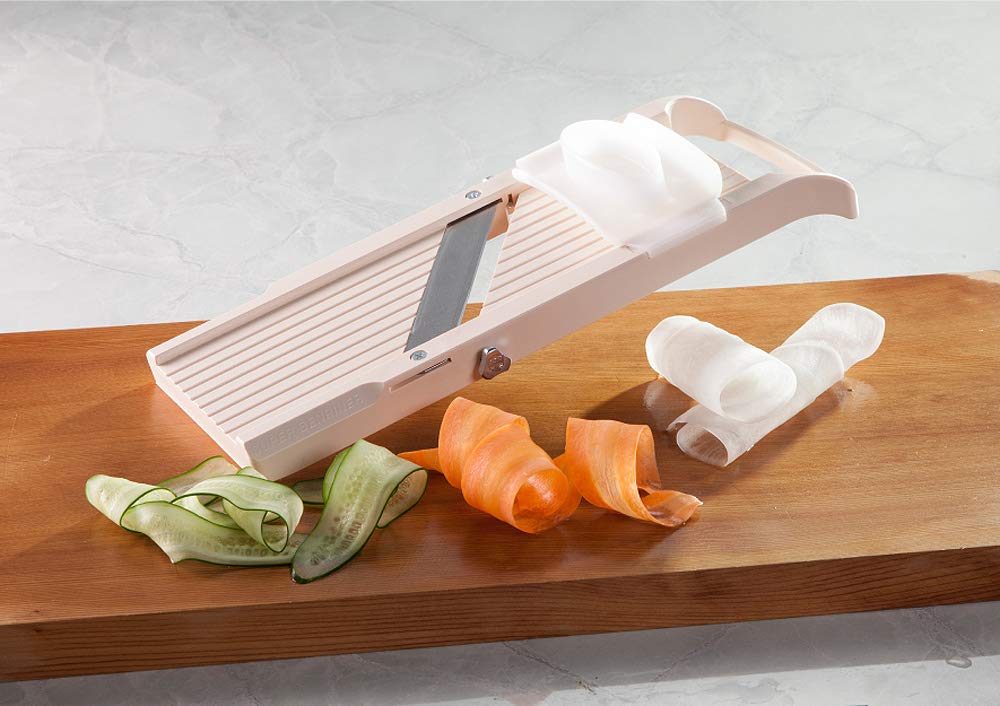 Benriner mandoline en usage sur plan de travail cuisine pour préparation rapide