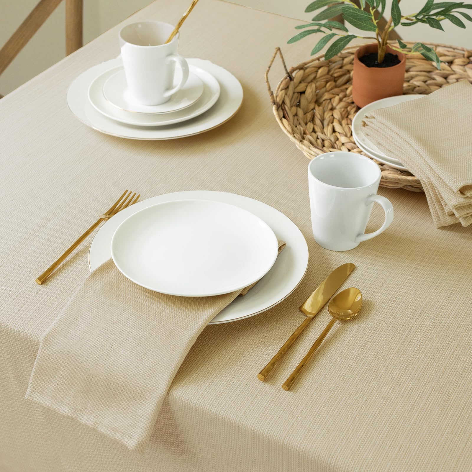 Benson Mills nappe posée sur table habille la vaisselle avec style