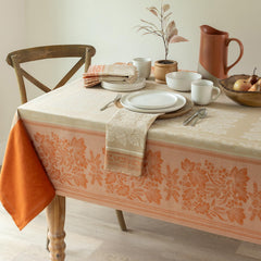 Benson Mills nappe sur table dressée illustrant ambiance chaleureuse