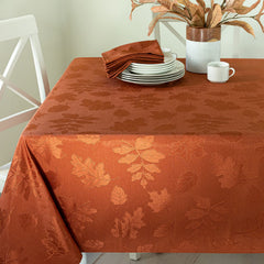 Benson Mills vue avant de la nappe Rust montrant motif feuillage et élégance